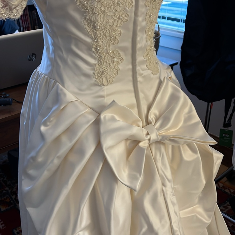 Elegant White Lace Wedding Dress - Picture 10 of 14
